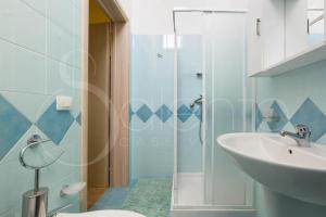 托雷苏达Frontemare A的一间带玻璃淋浴和水槽的浴室