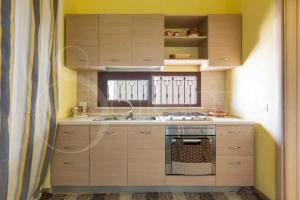 托雷苏达Frontemare A的小厨房配有炉灶和水槽