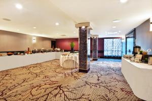 基奇纳基奇纳皇冠假日酒店 - 滑铁卢的酒店大堂设有桌子和酒吧