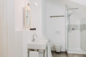 BreitenbergVilla Breitenberg的白色的浴室设有水槽和淋浴。