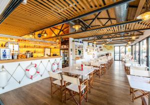 出诺沃YACHTER CLUB Modrá Čajka的餐厅设有木制天花板和桌椅
