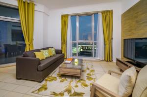 迪拜Icon Casa Living - Torch Tower Dubai Marina的带沙发和电视的客厅