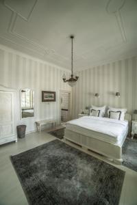 克韦什卡尔Káli Art Inn的白色卧室配有大床和地毯