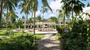 马林迪Sandies Malindi Dream Garden的棕榈树和凉亭度假村