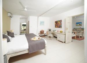 马林迪Sandies Malindi Dream Garden的一间卧室配有一张床和一张书桌