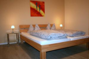 上哈茨山区舒伦贝格Haus Bambi的一间卧室配有一张带两盏灯的床。