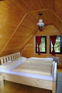 RáztočnoPenzión MLADOSŤ Remata的小木屋内一间卧室,配有两张床