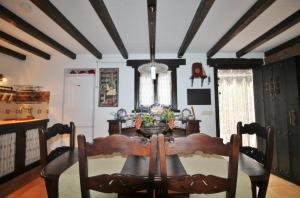 弗里希利亚纳Villa la Alberca SpainSunRentals 1079的一间带桌子的用餐室和一间厨房