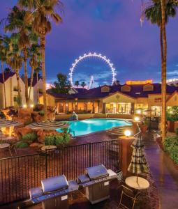 拉斯维加斯Holiday Inn Club Vacations at Desert Club Resort, an IHG Hotel的一个带大型游泳池和摩天轮的度假胜地