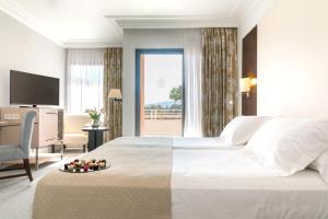 马略卡岛帕尔马GPRO瓦尔帕莱索宫温泉酒店的酒店客房设有一张大床和一台电视。
