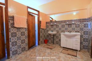Hotel Aremd - Aroumd Imlil route du Toubkal的一间浴室