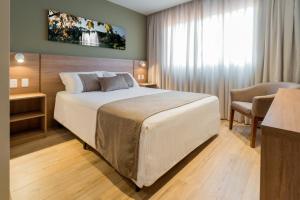 格拉玛多拉格托佩德拉斯阿尔塔斯酒店的一间卧室,卧室内配有一张大床