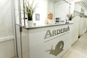 乌法Гостиница Arderia的一位女性站在药房的柜台后面