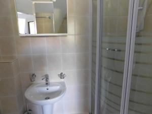 豪斯庭Vila Arnau的浴室配有盥洗盆和带镜子的淋浴