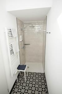 诺德奈Design Hotel Sophie´s的带淋浴的浴室和长凳