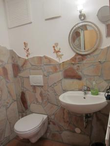 鲁斯特帕克布里克旅馆的石质浴室设有水槽和卫生间