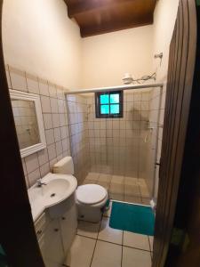 帕拉蒂Casa Pomar do Aconchego的浴室配有卫生间、盥洗盆和淋浴。