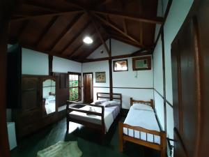 帕拉蒂Casa Pomar do Aconchego的一间卧室,配有两张床