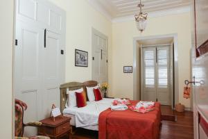圣菲利佩The Colonial Guest House的一间卧室配有一张带红色毯子的床