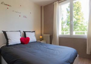 第戎SWEETHOME DIJON - Gare的一间卧室配有蓝色的床,上面有红色的心