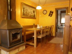 奥耶多埃尔恩坎托乡村小木屋公寓的一间带桌子和燃木炉的用餐室