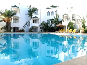 迈来亚Hotel Djerba Orient的从游泳池欣赏到酒店的景色