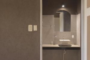 圣拉斐尔Apart Hotel La Bodega的一间带水槽和镜子的浴室