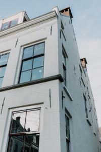 乌得勒支Brass的白色的建筑,窗户在建筑的一侧