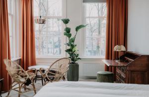 乌得勒支Brass的卧室配有一张床和一张桌子及椅子