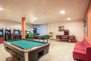 卡纳泽伊阿尔索尔假日酒店的一间带台球桌和街机游戏的房间