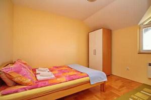兹拉蒂博尔维利克维克公寓的一间带床和橱柜的小卧室