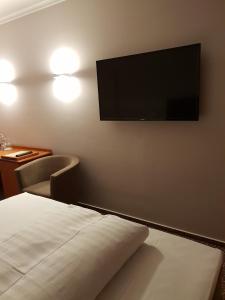 巴特克罗伊茨纳赫维多利亚酒店的配有一张床和一台平面电视的酒店客房