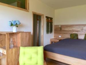比亚里卡Karibuni - Familiar Lodging & Private Spa的一间卧室配有一张蓝色的床和木制橱柜。