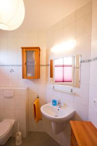 岑平Ferienhaus Iris的白色的浴室设有水槽和卫生间。