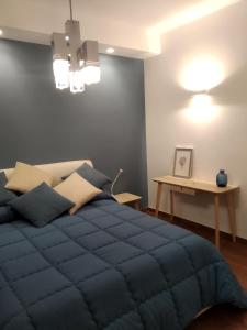 巴里My place的一间卧室配有一张蓝色的床和一张桌子