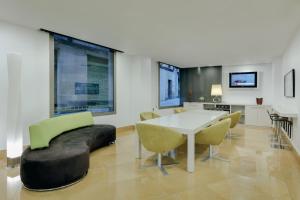 巴塞罗那RAMBLAS HOTEL powered by Vincci Hoteles的客厅配有白色的桌子和椅子