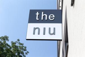 维也纳the niu Franz的建筑物一侧的nmu标志