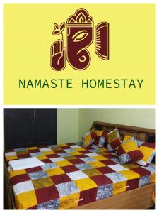 克久拉霍Namaste Homestay的一间卧室,配有一张带读写的沙尼斯家庭用品的标牌的床