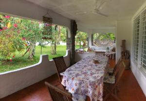 马埃岛Maison Amantine的一间配备有桌椅和树木的用餐室