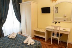 罗马安内特住宿加早餐酒店的客房设有一张床、一张书桌和一面镜子