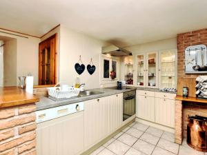 布尔格-罗伊兰德Spacious holiday home in Ouren with infrared sauna的厨房配有白色橱柜和水槽