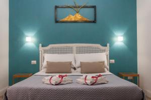 那不勒斯Real Giardinetto a Toledo的一间卧室配有一张带两个枕头的床