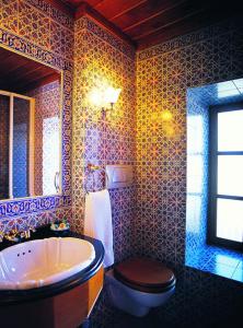 安塔利亚特克里考纳克拉里酒店的带浴缸、卫生间和盥洗盆的浴室