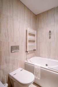 波尔图BBA Apartments Boavista - Casa da Música with Parking的带浴缸、卫生间和盥洗盆的浴室