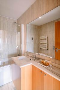 波尔图BBA Apartments Boavista - Casa da Música with Parking的一间带水槽和大镜子的浴室