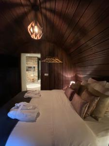 斯塔福伦德夫洛范斯塔佛伦酒店的卧室配有一张白色大床