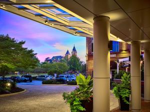 奥本奥本大学酒店的享有停车场和大楼的景色