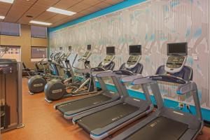 Crowne Plaza Suites MSP Airport的健身中心和/或健身设施