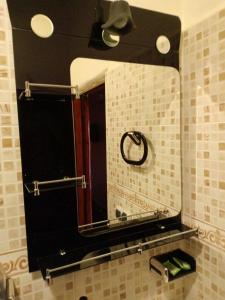 泰夫劳特hotel arganier tafraoute的浴室的墙上设有大镜子