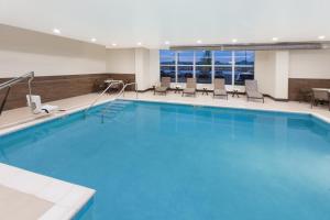 桑达斯基桑达斯基智选假日套房酒店 的在酒店房间的一个大型游泳池